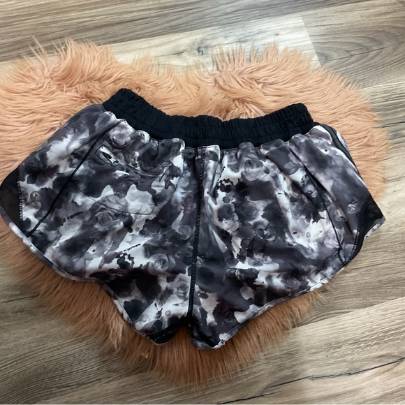 Lululemon Black And White Athletic Short Size 6 - Picture 5 of 9
